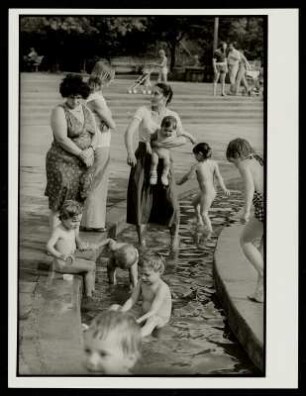 Frauen mit ihren Kindern an einer Brunnenanlage