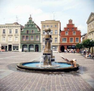 Güstrow, Marktplatz : Güstrow. Marktplatz mit stilvollen alten Bürgerhäusern