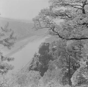 Bastei : Elbsandsteingebirge. Blick von der Bastei über die Elbe stromabwärts