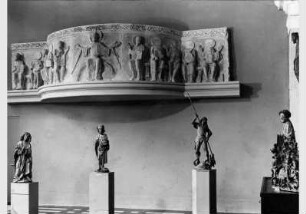 Aufstellung der Skulpturensammlung im Bode-Museum, Raum 14, Blick auf die Westempore des Benediktinerklosters Gröningen