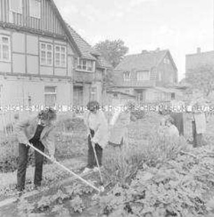 Frauen im Bezirk Suhl (Thüringen): Nachbarschaftliche Hilfe bei Gartenbewirtschaftung