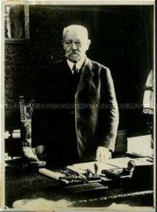Paul von Hindenburg am Schreibtisch