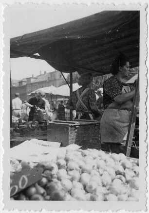 Marktfrauen an einem Verkaufsstand für Gemüse