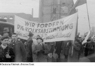 Demonstranten mit Plakat zur "Einheit Deutschlands" anläßlich der Feierlichkeiten zur Revolution 1848