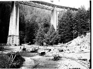 Loren am Fuß des alten Viaduktes