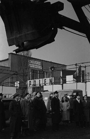 Außengelände der Messe Leipzig, Messebesucher vor dem Sowjetischen Pavillon
