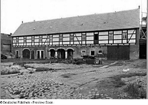 Klipphausen-Scharfenberg (ehem. Riemsdorf Nr. 4). Bauernhof, Wirtschaftsgebäude (bez. 1846) mit Kummethalle