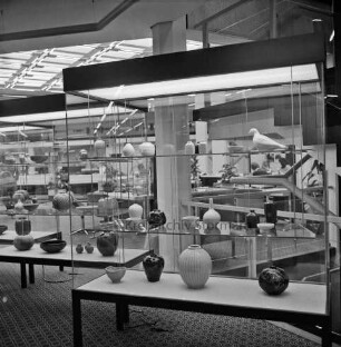 Kreissparkasse Stormarn: Hagenstraße: Schalterhalle: Ausstellung: Arbeiten von Keramikatelier Juscha und Siegfried Schneider-Döhring: Glasvitrinen mit Vasen, Schalen, Figuren aus Keramik