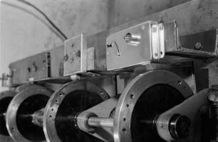 Zwickau, Talstraße. Deutsches Amt für Meßwesen und Warenprüfung (DAMW), Arbeitsstelle Zwickau, Bereich Warenprüfung. Elektromechanische Vorrichtung zum Prüfen von Fallen von Türschlössern