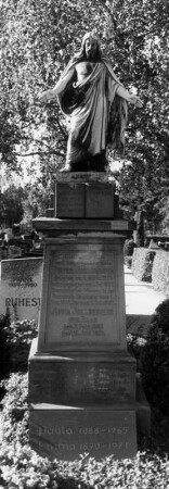 Friedhof, Kreuzigungsgruppe, Mausoleum, Grabstätten; Hochheim am Main, Flörsheimer Straße 13, Flörsheimer Straße 17, Flörsheimer Straße 15