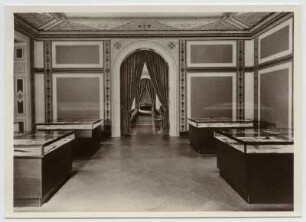 Dresden-Neustadt. Japanisches Palais. Sächsische Landesbibliothek. Buchmuseum. Raum für Wechselausstellungen mit Tischvitrinen (vor 1935; Ernst Rockhausen Söhne) im Erdgeschoss. Blick auf den Durchgang zum Vortragsraum