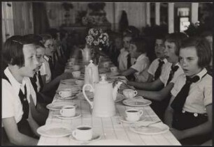 BDM-Mädchen beim Kaffeetrinken