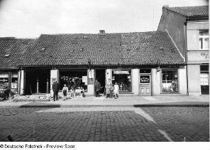 Fahrradladen während eines Umbaus und Eisenwaren-/Hausstandsachen-Geschäft