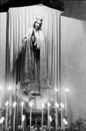 Keine Beschreibung [Marienstatue in Kirche]