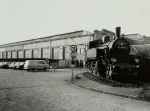 Dresden-Friedrichstadt, Hamburger Straße 39 b. Bahnbetriebswerk Dresden (eröffnet 1935). Werkhalle. Blick vom Eingang mit Dampflokomotive (91896)