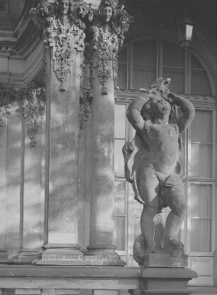Dresden. Zwinger, Putto mit Vogel vor dem Wallpavillon