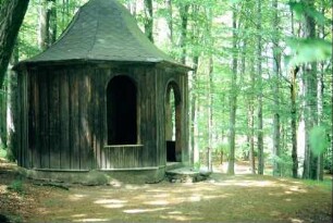 Schlosspark mit runder Holzlaube