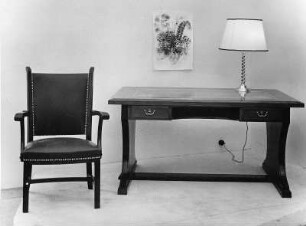 Handwerksausstellung München, 8.6. 1951. Armlehnstuhl mit Tisch und Lampe