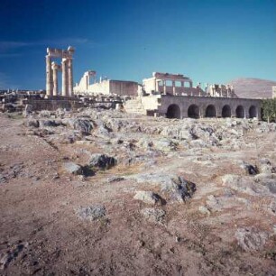 Lindos (Rhodos). Akropolis, Heiligtum, Anlage der Athena Lindia mit den Substruktionen der Monumental-Propyläen. OH 66