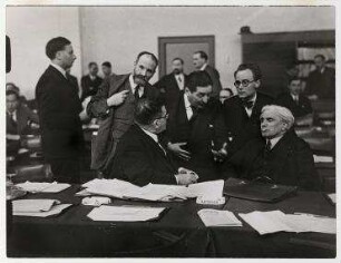 Die französische Delegation in der Sitzungspause während der Lausanner Abrüstungskonferenz. von links sitzend: Édouard Herriot, Joseph Paul-Boncour, stehend hinter Herriot: René Cassin