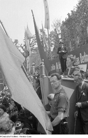 Aufnahmen von den Feierlichkeiten zum 1. Mai 1946 in Berlin : Käthe Kern am Rednerpult auf der Tribüne am Berliner Schloss