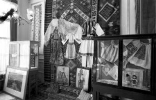 Freiburg: Hotel Europäischer Hof; rumänische Ausstellung; Wand mit Teppichen und Stickereien