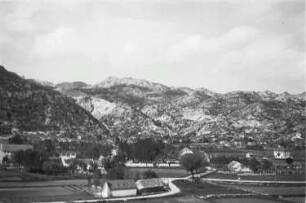 Reisefotos Kroatien. Gebirgslandschaft mit Ortschaft