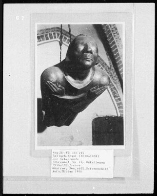 Der Schwebende (Ehrenmal für die Gefallenen des Krieges 1914-1918) : Barlach, Ernst. Der Schwebende. Ehrenmal für die Gefallenen des 1. Weltkrieges 1914-1918. Bronze, gegossen. 1927, 1952 Nachguss. Güstrow, Dom St. Maria, St. Johannes Evangelista und St. Cäcilia, Seitenschiff