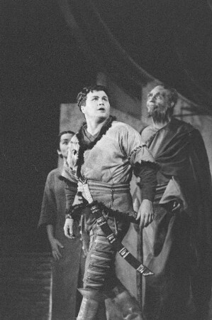 Szenenbilder aus der Oper "Turandot" von Giaccomo Puccini in der Inszenierung von Walter Felsenstein (musikal. Leitung: Václav Neumann, Bühnenbild und Kostüme: R. Heinrich). Komische Oper Berlin, 25.01.1958 : Mit Sigrid Ekkehard in der Titelpartie, Hermin Esser als Kalaf, Herbert Rössler als Timur, Erwin Wohlfahrt als Pang, Uwe Kreyssig als Ping, Werner Enders als Pong, Irmgard Arnold als Liu u. a.