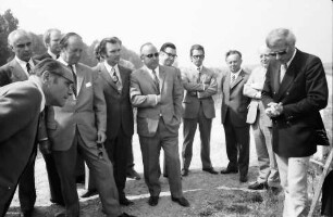 Kappel: Ministerpräsident Dr. Filbinger besichtigt Taubergießen; Gruppe bei Kartenbesprechung