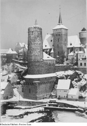 Bautzen. Blick von der Friedensbrücke nach Norden gegen Alte Wasserkunst (nach 1558; W. von Röhrscheidt ) und Michaeliskirche