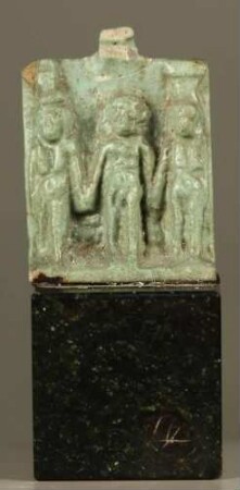 Relief. Harpokrates zwischen Isis und Nephthys