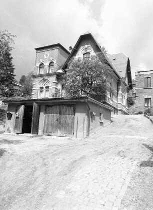 Klingenthal-Zwota, Markneukirchner Straße 18. Villa (1890/1910). Straßenansicht (?) mit Garage
