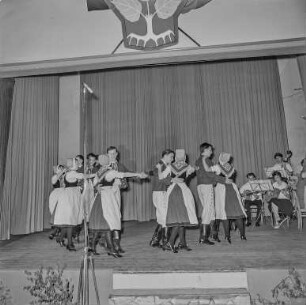 Tanzgruppe in schlesischer Tracht : Sorbisches Ensemble bei der Aufführung eines Tanzes