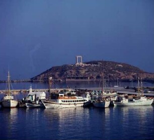 Naxos. Myrtidiótissa-Kapelle. Blick über Kutterhafen mit Myrtidiótissa-Kapelle auf Sto Paláti-Inselchen und Portará. K2