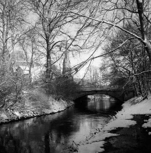 Beste: hinten rechts Brücke der Kurparkallee mit Pkw: hinten Mitte hinter Bäumen Peter-Paul-Kirche: hinten links Häuser: Winter
