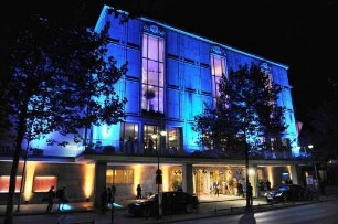 Außenansicht Opernhaus Düsseldorf (Deutsche Oper am Rhein), abends, farbig angestrahlt für die Operngala