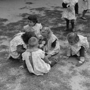 Kinder spielen im Kinderheim der Ortschaft Peruschtiza