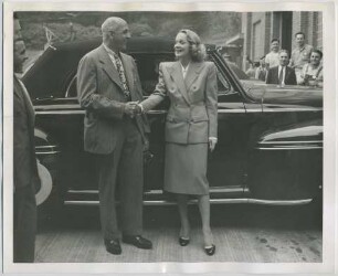 Unternehmensgründer Ralph Heintz begrüßt Marlene Dietrich bei "Jack & Heintz", War Bond Selling Tour (Cleveland, Ohio, Juni 1942) (Archivtitel)