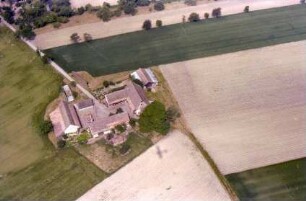 Neuenburg: einzelner Hof in der Rheinebene, mit Flugzeugschatten, bei Neuenburg