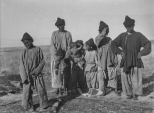Gruppenportrait : Portrait einer Gruppe von Männern und Kindern aus Zentralasien im Tian Shan Hochgebirge