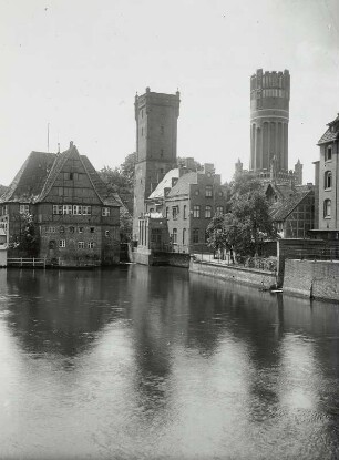 Lüneburg, Stadtansicht : Lüneburg. Stadtansicht mit Ratsmühle, Ratswasserkunst und Mühlturm. Blick über die Ilmenau
