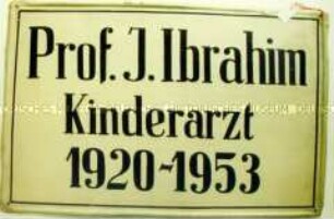 Schild "Prof. J. Ibrahim, Kinderarzt"