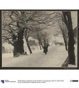 Korbträgerin auf verschneitem Weg, Erzgebirge