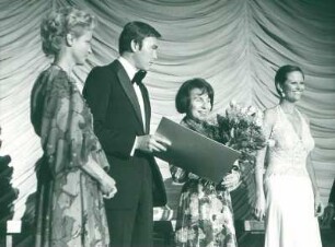 IFF 1975.Preisverleihung. Frankreich. Mr. Dupont, Yves Boisset, Claudia Cardinale. Silberner Bär