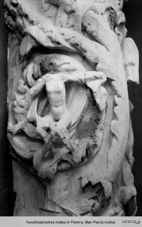 Fragment der nördlichen Rankensäule vom Hauptportal des Domes