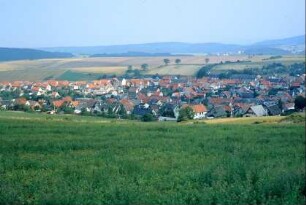 Blick auf den Ort und die Landschaft