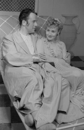 Szenenbilder aus der Komödie "Amphitryon 38" von Jean Giraudoux im Theater am Kurfürstendamm in Berlin : Szene mit Edda Seippel