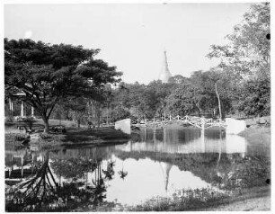 Victoria Park mit Brücke und Blick zur Shwedagon-Pagode in Rangun : Weltreisen. Birma. Rangun. Victoria Park mit Brücke. Blick zur Shwedagon-Pagode