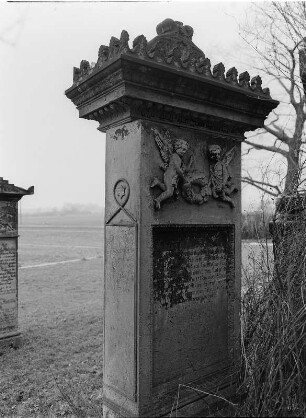 Altkaditzer Kirchhof : Grabmal für Johann Gottlob Findeisen. Sandstein (1848). Dresden-Kaditz, Altkaditzer Kirchhof